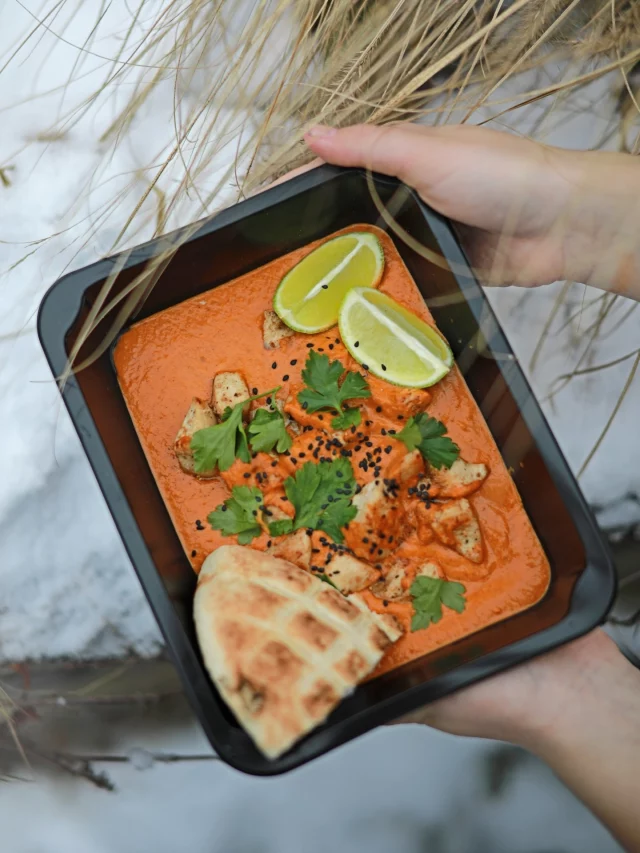 MyFoodly 💚 krabičková strava, u které si nebudete muset vybírat mezi chutí a zdravím. Naše krabičky totiž mají oboje - skvěle chutnají a jsou perfektně nutričně vyvážené. 🌱🫶🏻