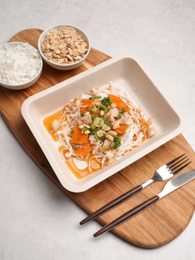 Rýžové nudle na asijský způsob 🤍. V MyFoodly vaříme srdcem - a někdy i trochu exoticky. 🍜✨