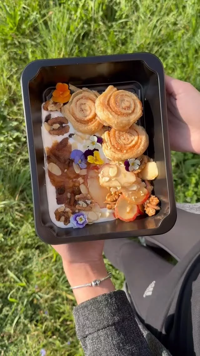 Dobrou chuť, pokud právě snídáte naše skořicové šneky s tvarohem a meruňkovým pyré. 🐌🍑😍