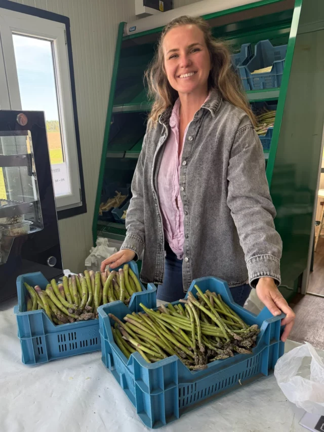 Nakoupili jsme pro vás čerstvý chřest přímo od pěstitele - na kvalitu osobně dohlédla paní majitelka Petra. 💚

Už míří do kuchyně a příští týden se můžete těšit na lehký bramborový salát s ředkvičkou a chřestem. 🥔✨