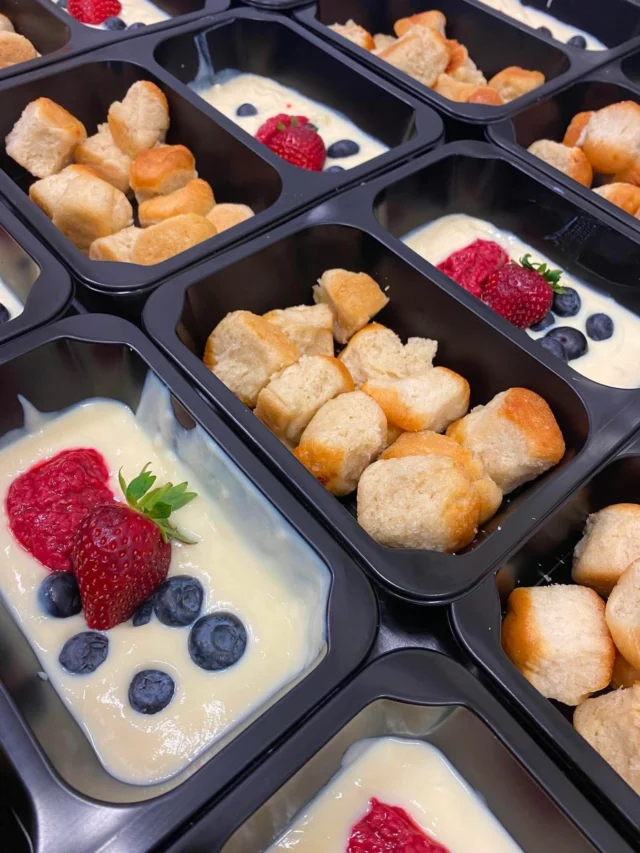 Zítřejší večeře už se veze k vám 🍓. Proteinové dukátové buchtičky s ovocem. Kdo se těší? 😍