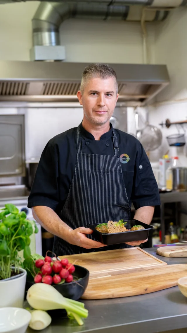 Seznamte se s naším novým šéfkuchařem Ivošem. 👨‍🍳✨ Nové recepty, nové chutě a perfektně vyladěné dochucení. Každá krabička je připravená s důrazem na kvalitu, chuť i detail. Proto věříme, že naše krabičky patří k těm nejchutnějším. 🤍🍽️