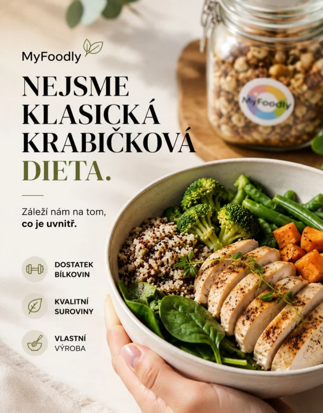 Nejsme klasická krabičková dieta. 🌿

Nejde nám jen o kalorie a číslo na váze. Záleží nám především na tom, co je uvnitř každé krabičky.

Dostatek bílkovin.
Kvalitní suroviny.
Vlastní výroba.
A jídlo, které opravdu chutná.

Ke každé surovině přistupujeme s maximální péčí. Maso na mletí si sami vybíráme a meleme přímo u nás. Müsli a granolu si připravujeme sami , žádné kupované přeslazené směsi a stejně přemýšlíme i nad sladkým. Brownies, chlebíčky, lívance, dezerty i další sladkosti pečeme a připravujeme tak, aby nebyly jen „něco sladkého“, ale aby i ony měly smysluplné složení a dostatek bílkovin.
Proto u nás v receptech najdete tvaroh, jogurt, vejce, kvalitní ořechy a další suroviny, díky kterým dokážeme vytvořit jídlo, které je dobré, syté a nutričně vyvážené.

Protože kvalita pro nás nezačíná až ve chvíli, kdy jídlo vložíme do krabičky. Začíná už výběrem toho, co do ní vůbec pustíme.
Nechceme, aby zdravé stravování znamenalo hlad, zákaz sladkého nebo jídlo bez chuti.

MyFoodly není jen dieta.
Je to normální, kvalitní jídlo promyšlené do detailu. 🤍

Zdravá strava, která dává smysl a chutná. 🌿
