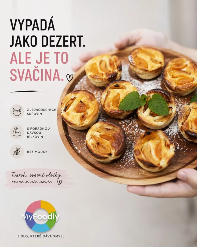 Vypadá jako dezert. Ale je to svačina. 🤍

V úterním menu na vás čeká naše ovocná svačina, která ukazuje, že sladké může být zároveň nutričně promyšlené.

✨ bez mouky
✨ tvaroh jako zdroj bílkovin
✨ ovesné vločky
✨ ovoce
✨ jednoduché a kvalitní suroviny

Žádné složité směsi. Jen tvaroh, ovesné vločky a ovoce v kombinaci, která chutná jako dezert, ale perfektně zapadá do vyváženého jídelníčku.

Protože v MY FOODLY nechceme dělat „dietní“ jídlo. Chceme dělat dobré jídlo, které dává smysl. 

#myfoodly #krabickovadieta #zdravasvacina #zdravejidlo #bilkoviny