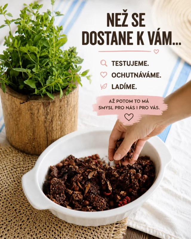 NEŽ SE DOSTANE DO VAŠÍ KRABIČKY🤍

Každý nový recept u nás nejdřív testujeme, ochutnáváme, počítáme a ladíme.

Nestačí nám totiž, aby jen dobře chutnal. Díváme se na jeho nutriční složení, poměr bílkovin, sacharidů a tuků a přemýšlíme nad každou surovinou, kterou do něj přidáme.

A přesně tak teď vznikala naše nová domácí granola MyFoodly. 🥣

Chtěli jsme ji krásně křupavou a čokoládovou, ale zároveň ne zbytečně přeslazenou ani plnou tuku.

🌾 Pohanka – přirozeně bez lepku, zdroj vlákniny a minerálních látek.
🍫 Kakao – pro výraznou čokoládovou chuť.
🌱 Chia a lněná semínka – vláknina a rostlinné omega-3.
🌻 Slunečnicová semínka – zdroj vitaminu E a nenasycených tuků.
🌰 Vlašské a lískové ořechy – v množství, které granole dodá chuť i nutriční benefity, ale zbytečně nenavyšuje její energetickou hodnotu.

A hlavně?

Žádné zkratky. Žádné kupované müsli ani hotové granolové směsi.
Když najdete granolu v naší krabičce, je to naše granola. Vyrábíme si ji sami od základu. 🤍

Protože i u kvalitních surovin záleží na množství a celkovém složení.

Ochutnat. Spočítat. Upravit. Znovu ochutnat.
A teprve když nám recept dává smysl chuťově i nutričně, dostane se k vám do krabičky.

To je MyFoodly. 🤍

#MyFoodly #KrabickovaStrava #KrabickovaDieta #ZdraveJidlo #VyvazenaStrava DomaciGranola KvalitniSuroviny ZdravaSnidane JidloKtereDavaSmysl