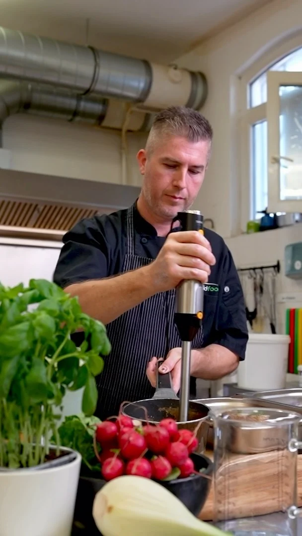 Šéfkuchař Ivoš ladí každý recept do posledního detailu. 👨‍🍳✨

U MyFoodly totiž záleží na všem - od výběru kvalitních surovin a masa až po správnou kombinaci chutí a perfektní přípravu. 🥩🥗

Protože krabičkové stravování nemusí být jen praktické. Chceme, aby vám opravdu chutnalo každý den. 🤍

Kvalita, chuť a poctivé suroviny. To je MyFoodly. 🍴