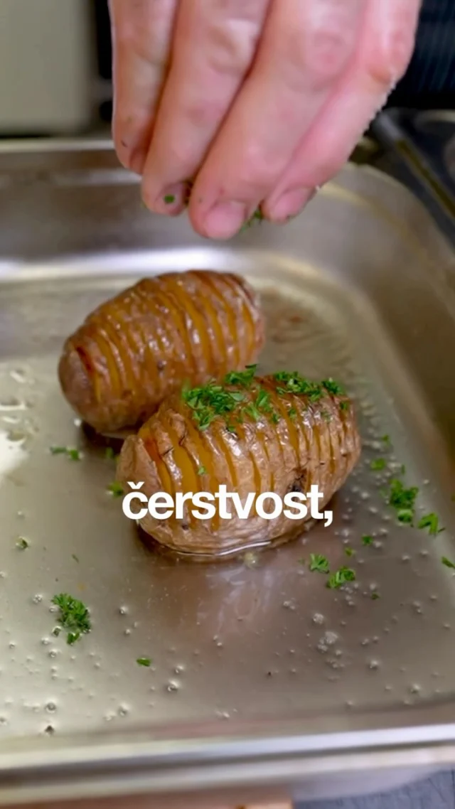 Šéfkuchař 🧑‍🍳 Ivoš si v MyFoodly zakládá především na čerstvých a kvalitních surovinách. 🌱🥩🥦

Protože právě dobré suroviny jsou základem jídla, které nejen skvěle chutná, ale zároveň dodá tělu to, co potřebuje. 💚

Každý recept ladí do posledního detailu - od výběru ingrediencí až po hotové jídlo, které vám přivezeme až ke dveřím. 🚗✨

MyFoodly - když chcete jíst kvalitně, vyváženě a bez starostí. 🍽️