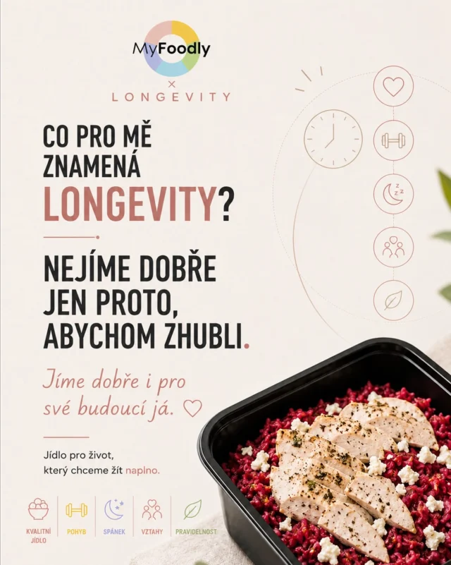 NEJDE JEN O TO ŽÍT DÉLE.
JDE O TO ŽÍT DÉLE DOBŘE. 🤍

Možná jsem si to dřív ani neuvědomovala, ale velkým vzorem pro mě vždycky byli moji rodiče.

Maminka se o nás stará celý život. Když jsme byli malí, vařila nám s láskou a vždycky jí záleželo na tom, co jíme. Spoustu věcí jsme si sami pěstovali, používali domácí suroviny a kvalitní jídlo pro nás nebylo žádným trendem. Byla to prostě přirozená součást života.

A vlastně se o nás stará pořád. Jen se její péče postupně rozšířila i na další generaci, na její vnoučata, kterých má 8🤍

Možná právě díky ní dnes mnohem víc vnímám, že to, jak se o sebe staráme, není jen otázkou dneška. Některé návyky a hodnoty si neseme dál a předáváme je další generaci.

A dnes zároveň na svých rodičích vidím, jak moc záleží na tom, v jaké kondici do dalších let přicházíme.

Pořád cestují, poznávají svět, jsou aktivní a mají chuť něco zažívat. Jen za poslední tři roky navštívili Čínu, Keňu nebo Egypt. 🌍

Protože v 65 život opravdu nekončí.

Naopak. Může před námi být ještě spousta krásných let. Ale nejde jen o jejich počet. Jde o to, jak je budeme žít.

Jestli budeme mít sílu cestovat.
Hýbat se.
Být samostatní.
Trávit čas s lidmi, které máme rádi.
A pořád mít chuť objevovat něco nového.

A PRÁVĚ TO PRO MĚ ZNAMENÁ LONGEVITY.

Nejde jen o to žít déle.
Jde o to žít déle a dobře.

A nezačíná to jedním velkým rozhodnutím někdy v budoucnu.

Longevity není jeden velký krok.
Je to spousta malých rozhodnutí, která děláme každý den.

Jak jíme. Jak se hýbeme. Jak spíme. Jak odpočíváme. Jak pečujeme o své vztahy. A co pro sebe děláme dnes, i když výsledky možná uvidíme až za mnoho let.

Nemusíme být dokonalí. Nemusíme změnit všechno najednou. A nemusíme čekat na tu správnou chvíli nebo na motivaci.

Stačí začít jedním malým krokem.
A zítra ho udělat znovu. 🤍

Protože i jídlo je jedním z těch každodenních rozhodnutí, kterými se staráme o své budoucí já.

MyFoodly. Jeden z kroků na cestě k longevity.

Jídlo jako součást života, který chceme žít dlouho.
A hlavně dobře. 🤍

#myfoodly #longevity #jidloprozivot #zivotnaplno #zdravyzivotnistyl
