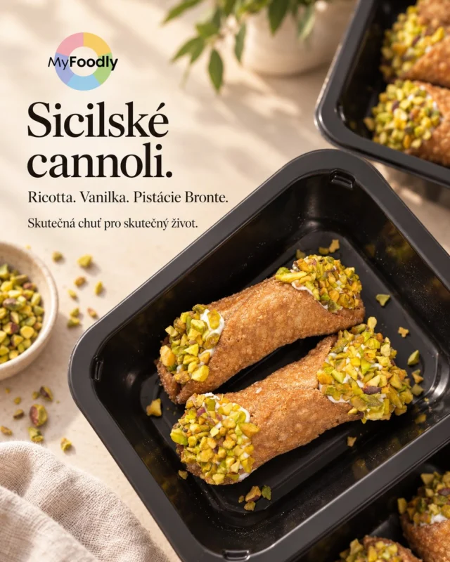 Sicilské cannoli. 🤍

Křupavá trubička, jemná ricotta, vanilka a pistácie z Bronte.

Máme rádi jídlo, které není jen „něco sladkého navíc“, ale opravdu chutná, stojí na poctivých surovinách a člověk si ho může s chutí užít.

Protože i malé potěšení může být součástí normálního, vyváženého dne.

Skutečné jídlo pro skutečný život.

#MyFoodly #PoctiveSuroviny#krabickovastrava