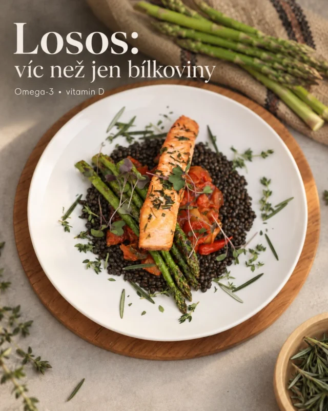 Losos je víc než jen zdroj bílkovin. 🐟
Přirozeně obsahuje omega-3 mastné kyseliny EPA a DHA a patří i mezi potraviny, které obsahují vitamin D.

Omega-3 jsou důležité pro srdce a mozek. Vitamin D zase podporuje normální funkci imunity, svalů a pomáhá udržovat zdravé kosti a zuby.

A přesně to máme na jídle rádi, když nejen dobře chutná, ale zároveň tělu něco dává. 🤍

#MyFoodly #Omega3 #VitaminD