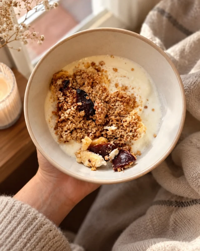 Švestkový crumble s tvarohem a vanilkovým pudinkem.
Krémový tvaroh, voňavá vanilka, šťavnaté švestky a křupavá drobenka navrch.

Protože i sladká snídaně může být součástí vyváženého jídelníčku a pořádná porce bílkovin u nás nesmí chybět.

MyFoodly. Když chcete jíst dobře, ne se omezovat.

#myfoodly #snidane #crumble